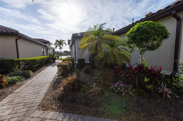 a view of a back yard