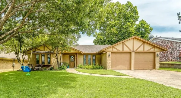 $350,000 | 2123 Valleydale Drive, Arlington, TX 76013