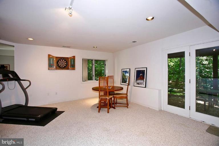 11584 Greenwich Point Road Reston, VA 20194 - Photo 13 of 23 a view of a livingroom with furniture and front door