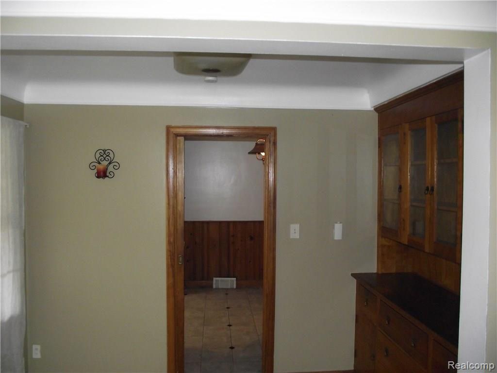 14256 Rutland Street Detroit, MI 48227 - Photo 9 of 27 DOORWALL FROM DINING L TO KITCHEN