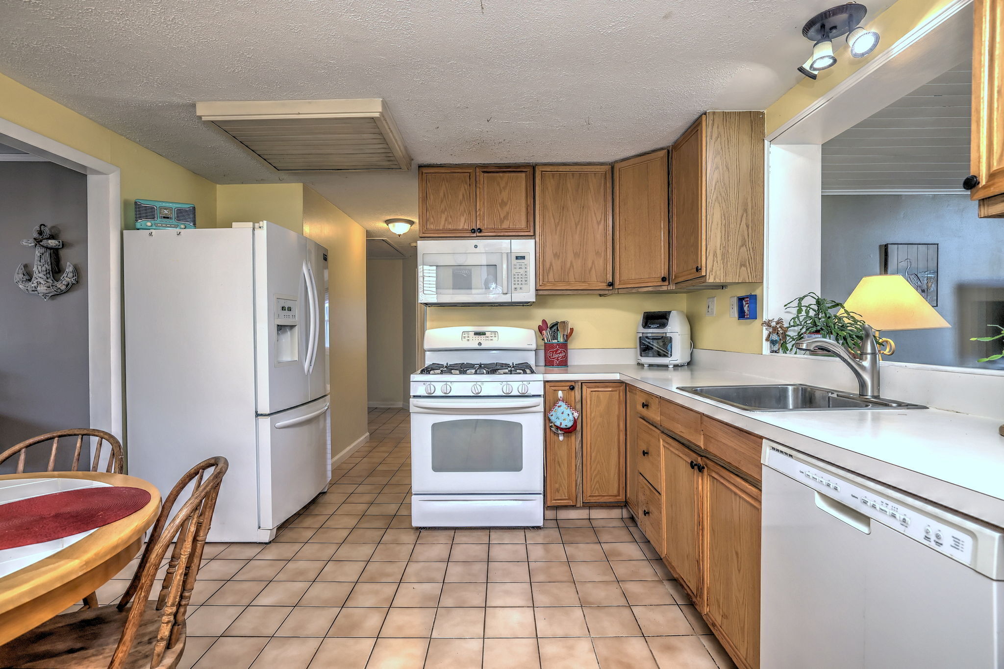 79 Cooper Road West Haven, CT 06516 - Photo 15 of 40