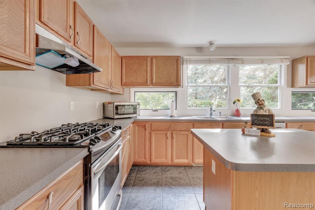 2626 Hickory Lawn Road Rochester Hills, MI 48307 - Photo 17 of 44