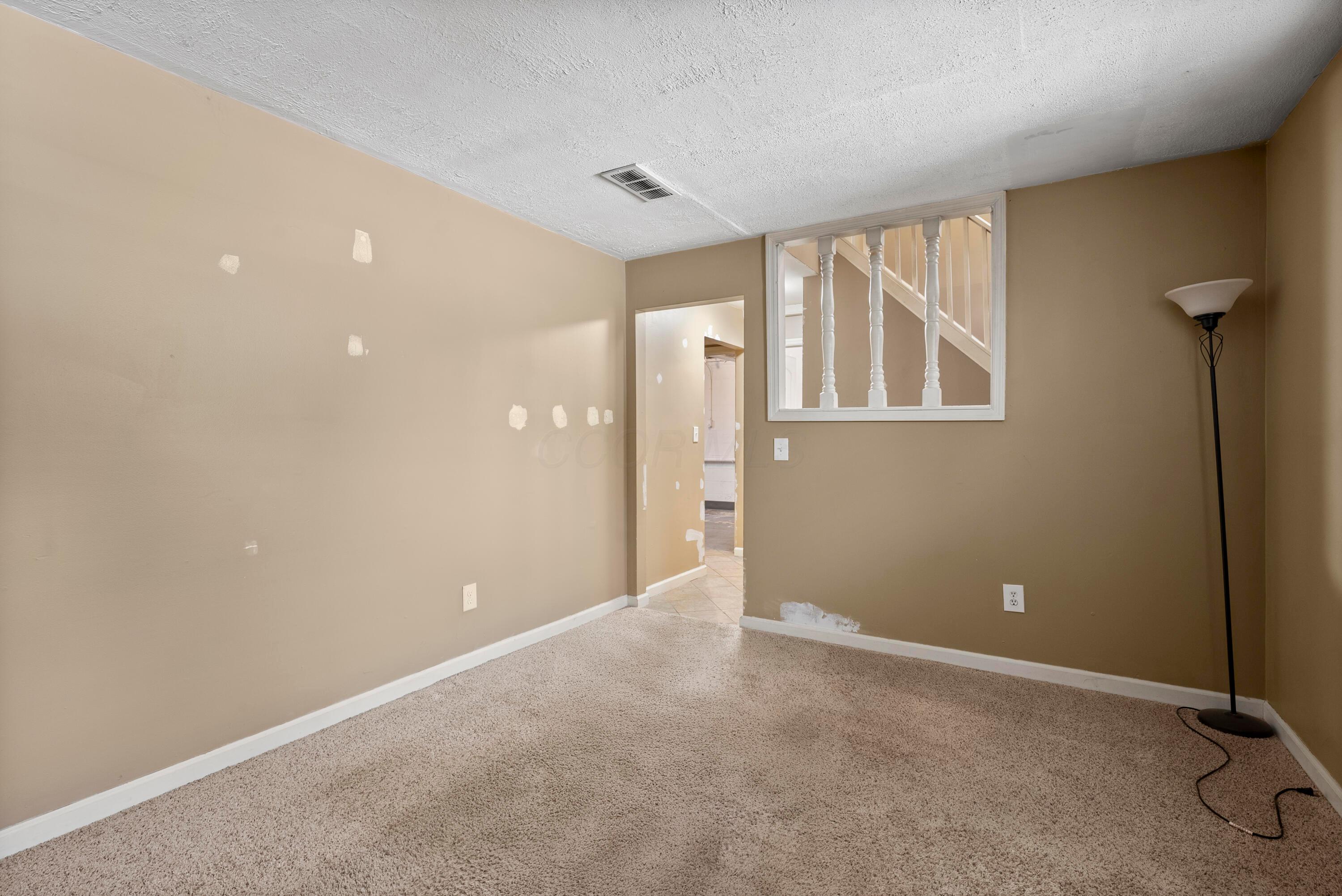 2589 Abington Road Columbus, OH 43231 - Photo 10 of 16 10 - Living Room 2