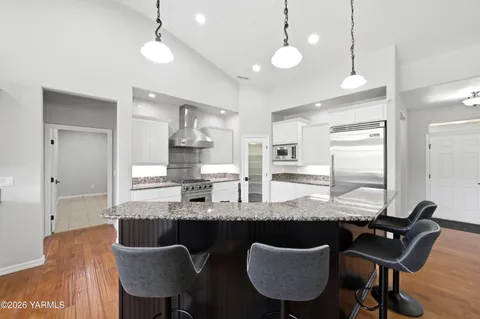 $895,000 | 98303 East Ridgeview Drive, Kennewick, WA 99338