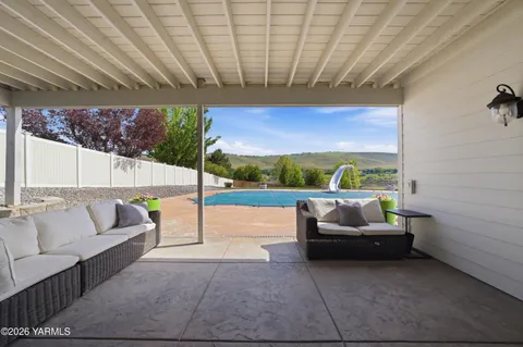 $895,000 | 98303 East Ridgeview Drive, Kennewick, WA 99338