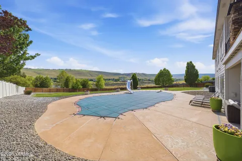 $895,000 | 98303 East Ridgeview Drive, Kennewick, WA 99338