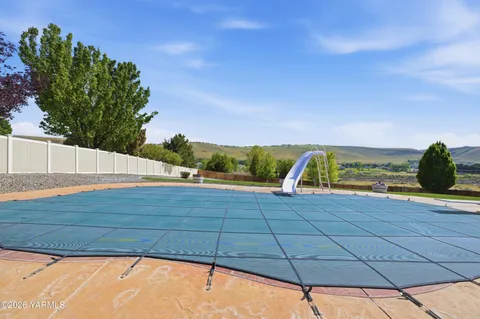 $895,000 | 98303 East Ridgeview Drive, Kennewick, WA 99338