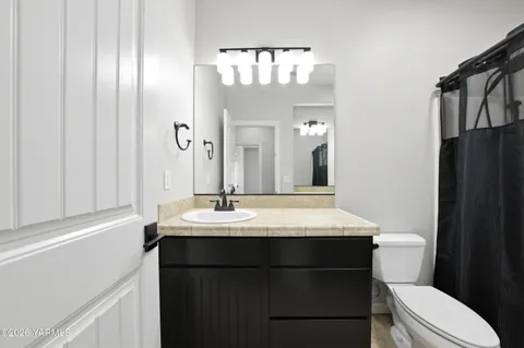 $895,000 | 98303 East Ridgeview Drive, Kennewick, WA 99338