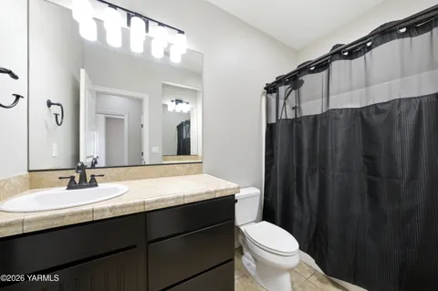 $895,000 | 98303 East Ridgeview Drive, Kennewick, WA 99338