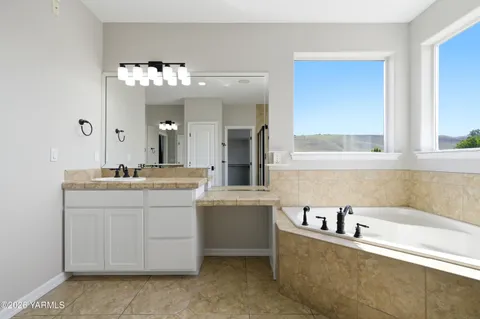 $895,000 | 98303 East Ridgeview Drive, Kennewick, WA 99338
