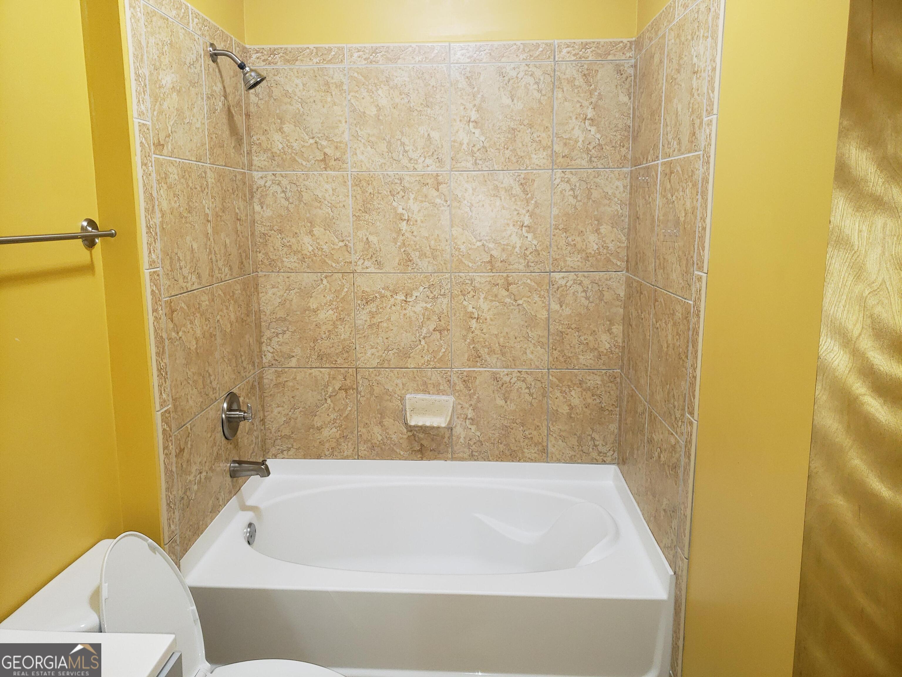 898 Oak Street Southwest, Unit 1303 Atlanta, GA 30310 - Photo 12 of 17 a bathroom with a bathtub