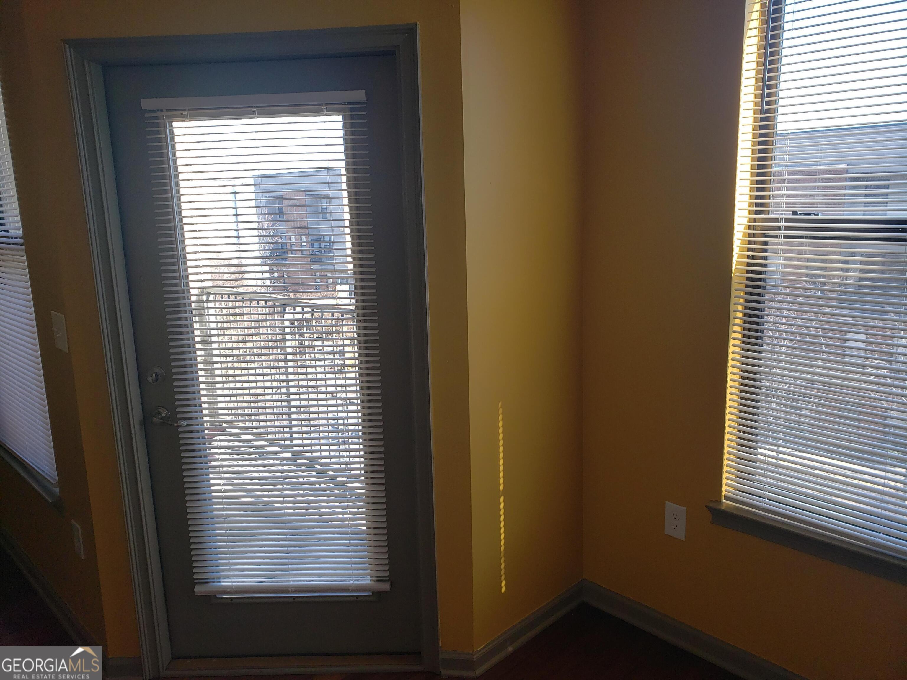898 Oak Street Southwest, Unit 1303 Atlanta, GA 30310 - Photo 15 of 17 a view of an empty room with a window