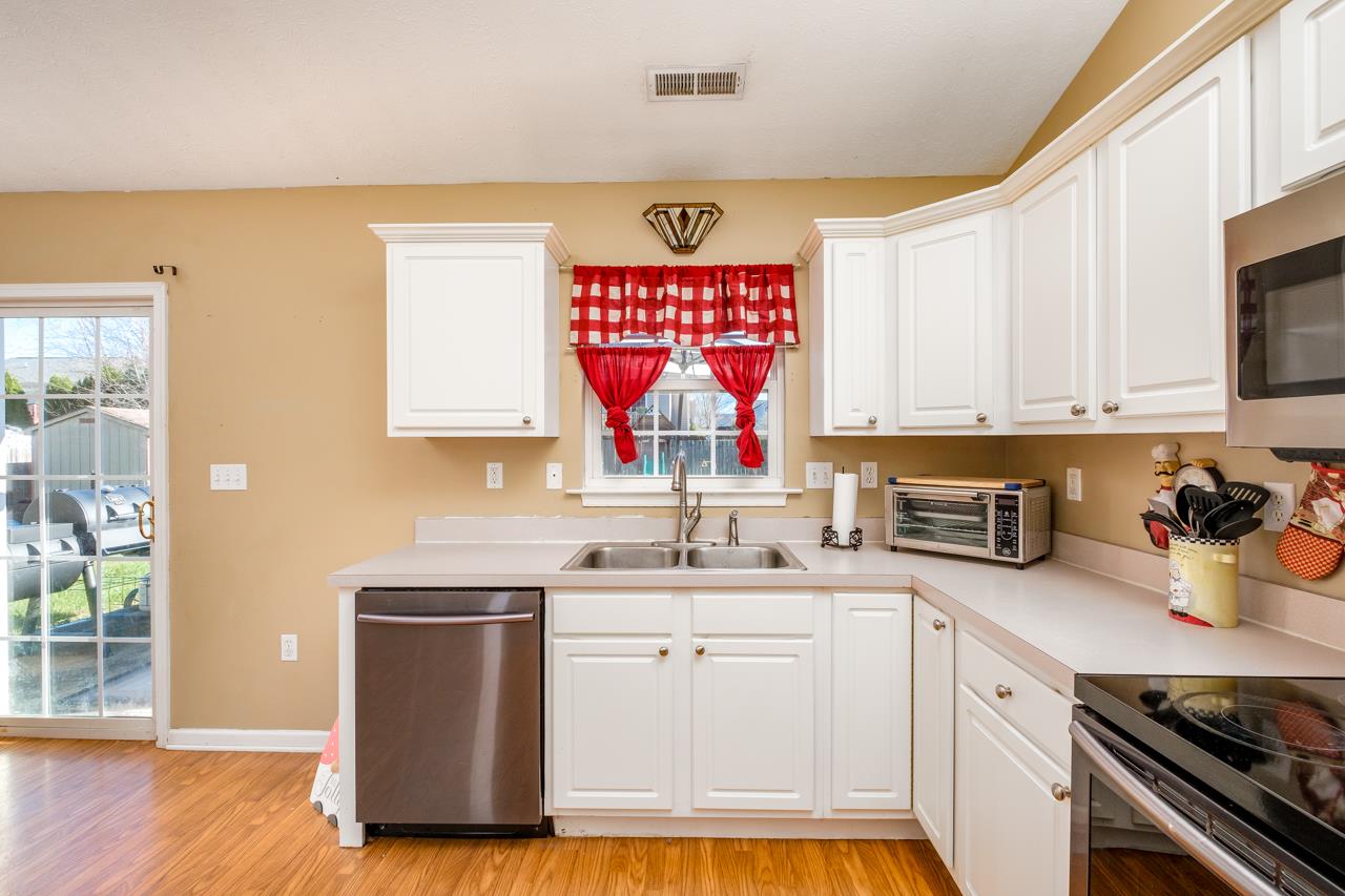 204 Inglecress Road Waynesboro, VA 22980 - Photo 6 of 38 Gallery Image 6