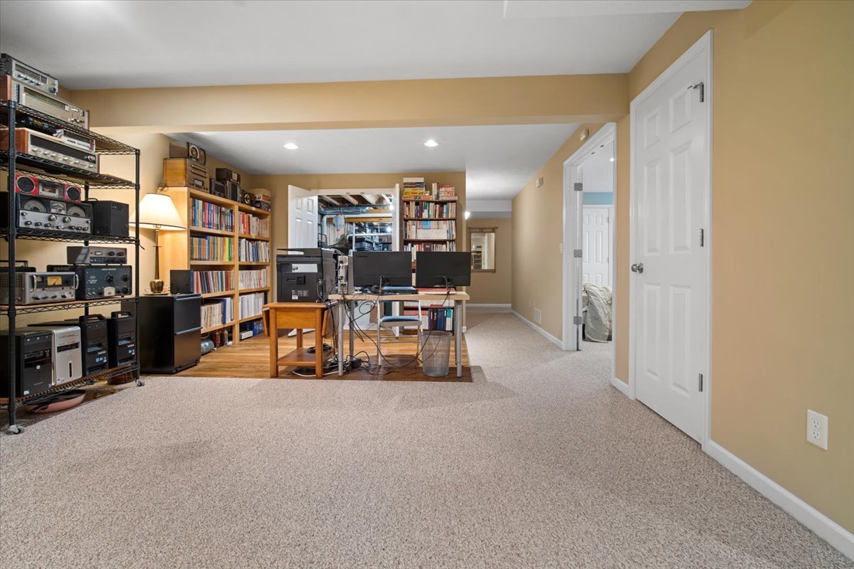 1600 Belclare Road Normal, IL 61761 - Photo 22 of 40 a view of a livingroom with furniture