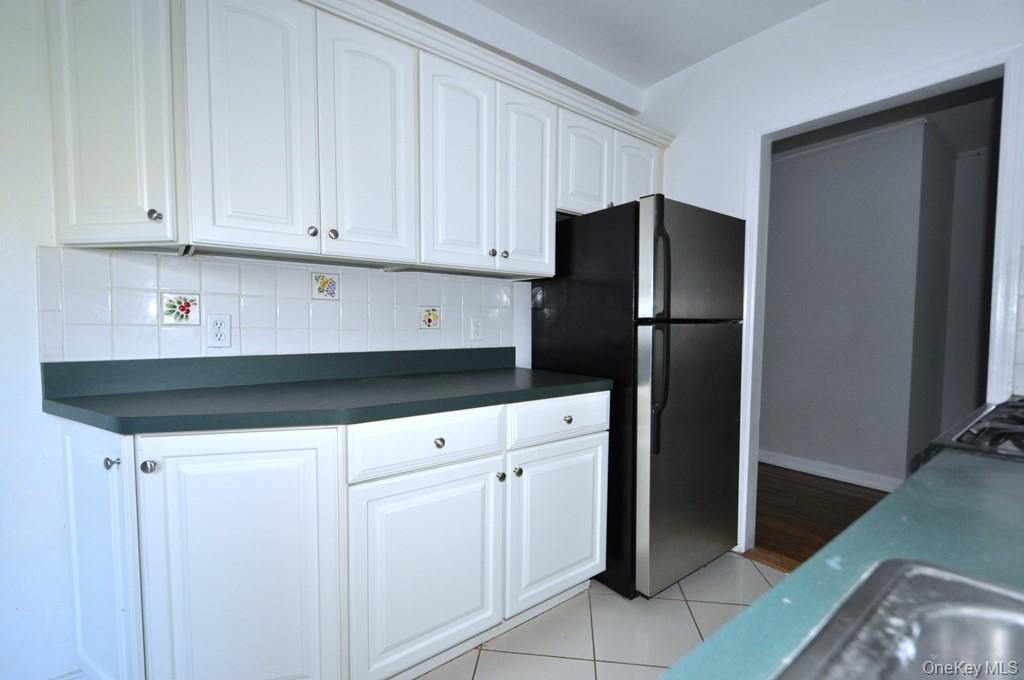 142 Garth Road, Unit 2N Scarsdale, NY 10583 - Photo 9 of 32 Eat-in-kitchen has stainless steel appliances .