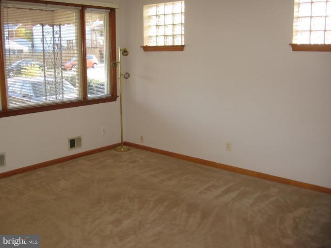 8500 Daytona Road Rosedale, MD 21237 - Photo 7 of 21 Living Room