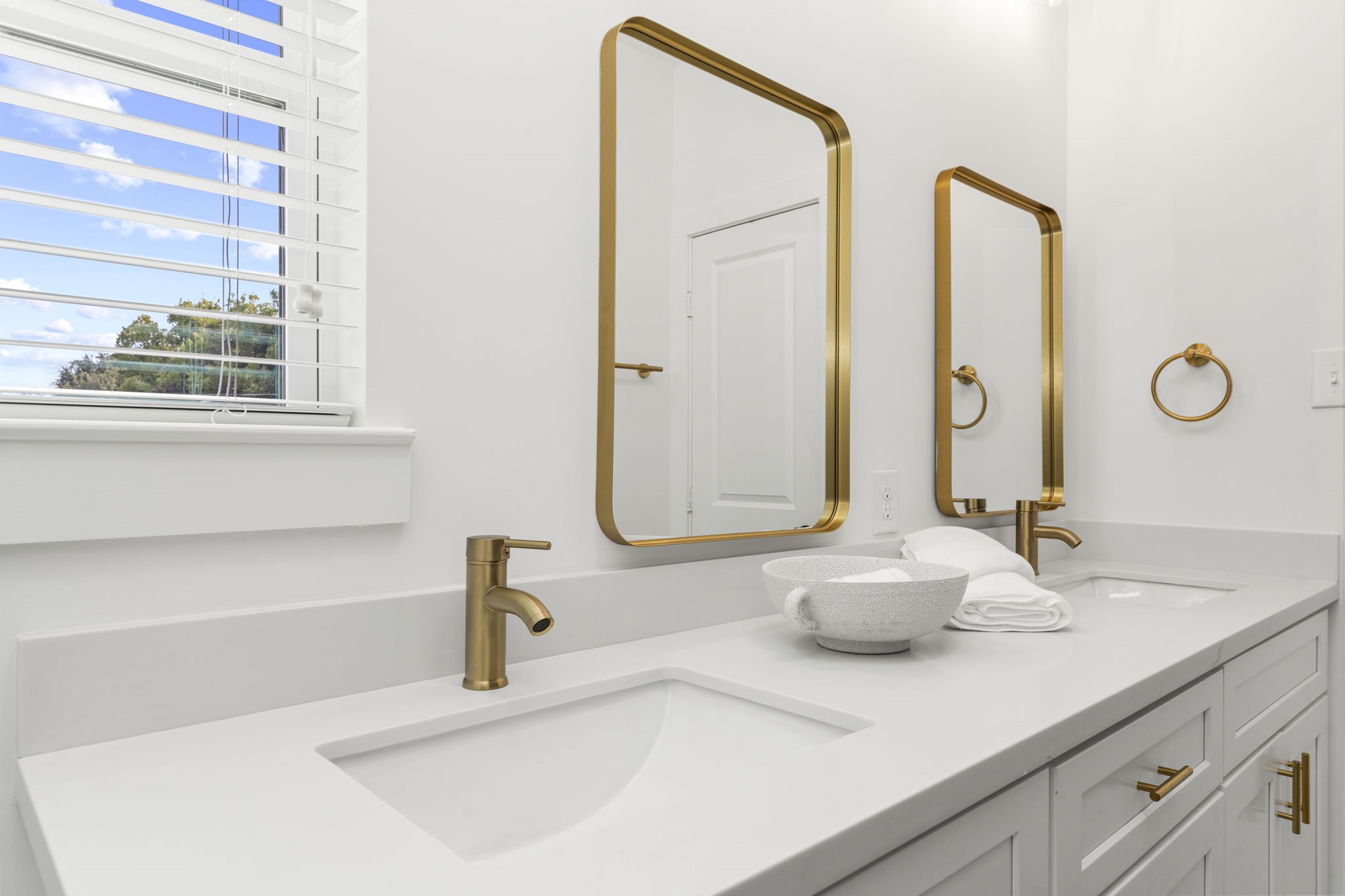 1517 Egypt Street Houston, TX 77009 - Photo 38 of 46 a bathroom with a sink and a mirror