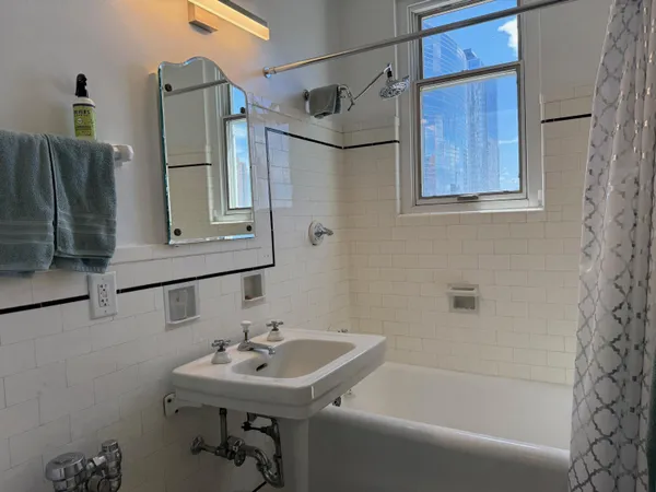 $1,795 | 925 East Wells Street, Unit 522, Milwaukee, WI 53202