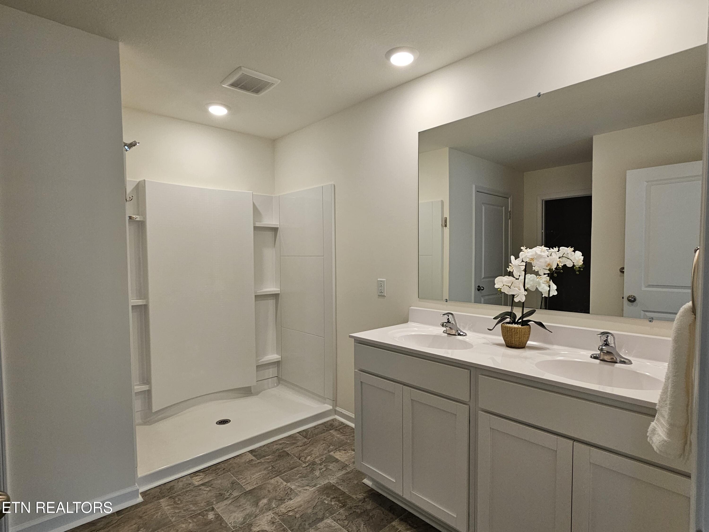 121 Walter Way Maynardville, TN 37807 - Photo 11 of 21 Primary Bathroom