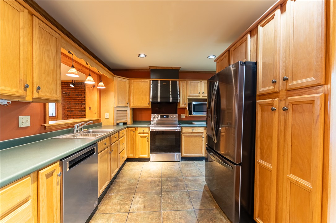 139 Todds Creek Road Central, SC 29630 - Photo 4 of 45 This spacious kitchen offers ample cabinetry and modern stainless steel appliances.