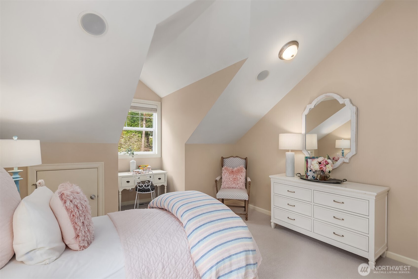 9843 Northeast 25th Street Bellevue, WA 98004 - Photo 14 of 19