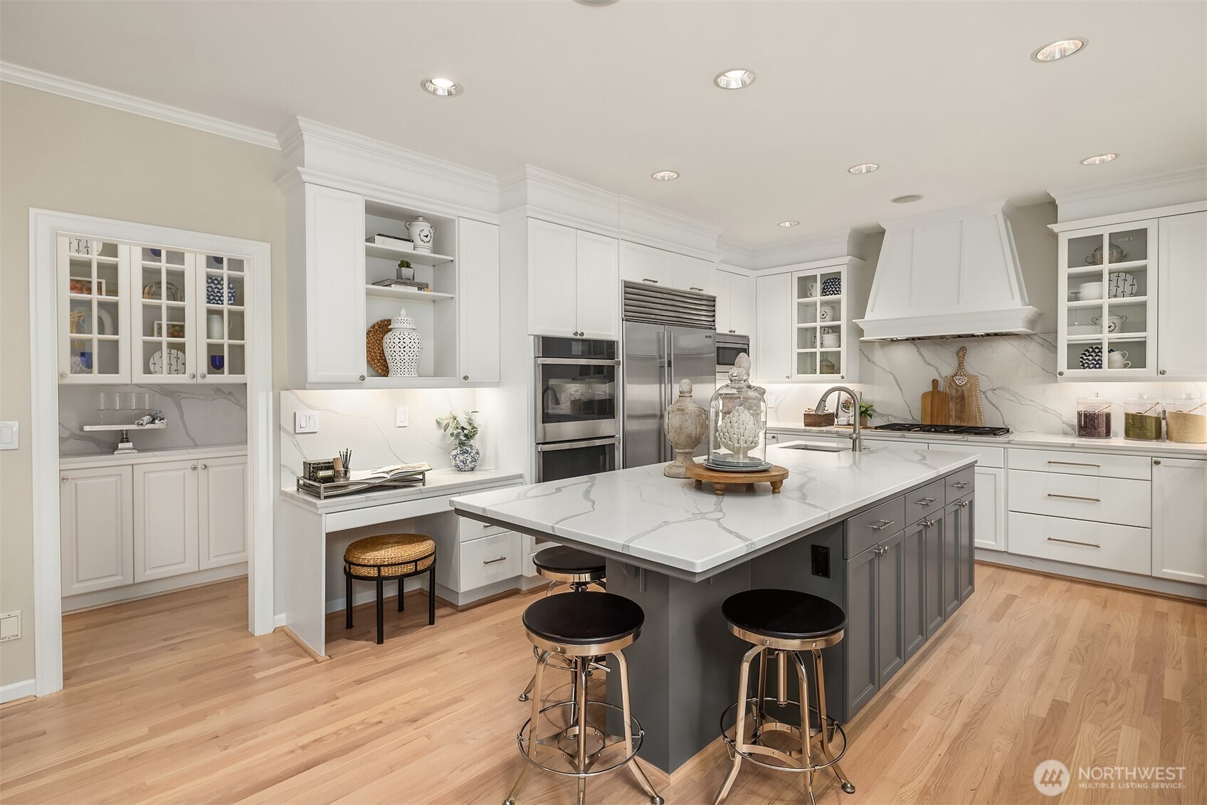 9843 Northeast 25th Street Bellevue, WA 98004 - Photo 7 of 19