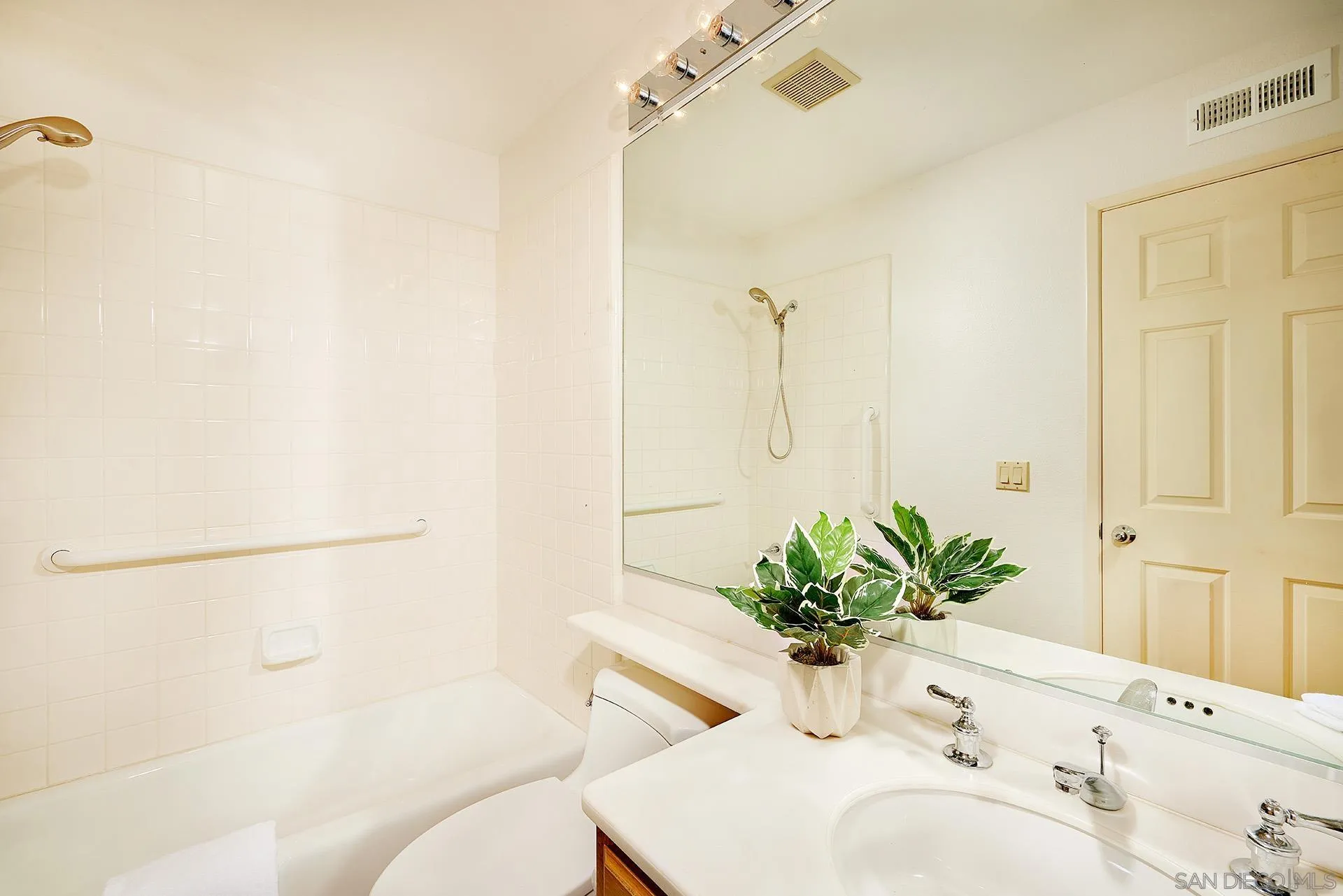 12490 Rue Cheaumont San Diego, CA 92131 - Photo 33 of 58 a bathroom with a sink a toilet and shower