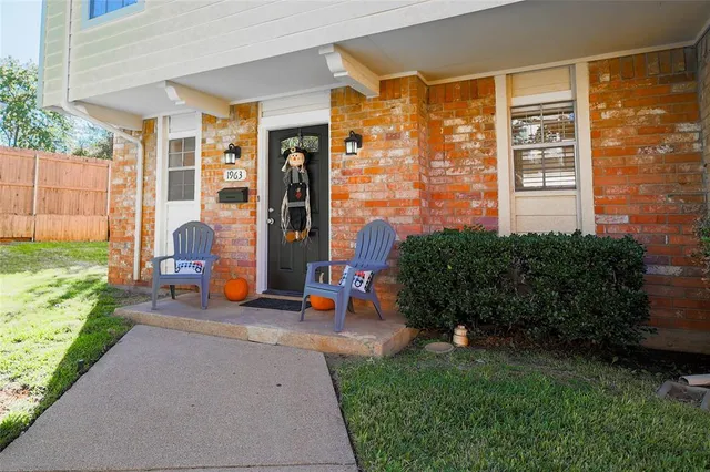 $2,250 | 1963 Shorewood Drive, Grapevine, TX 76051