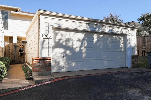 $2,250 | 1963 Shorewood Drive, Grapevine, TX 76051