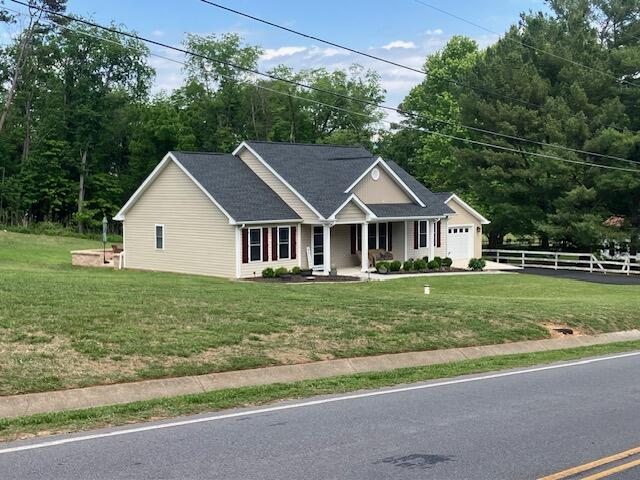2348 East Ruritan Road Roanoke, VA 24012 - Photo 5 of 31 a view of a house and a yard with green space