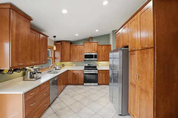 $415,000 | 1358 Cottonwood Lane, Crystal Lake, IL 60014