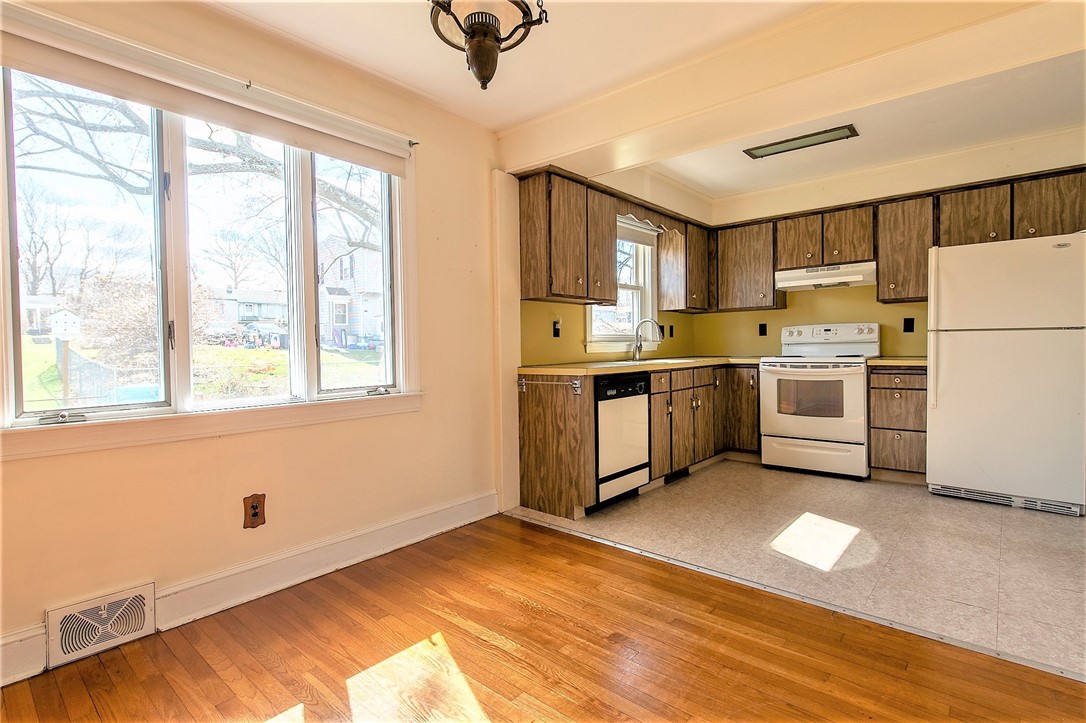 dining area in the eat in kitchen