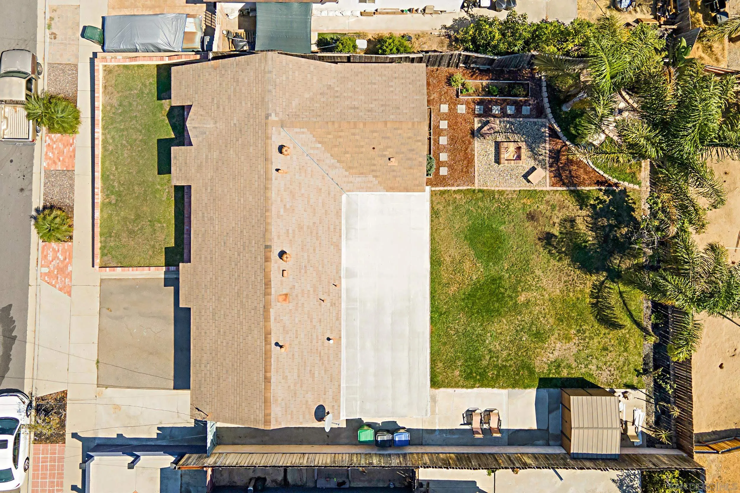 8823 Kelburn Avenue Spring Valley, CA 91977 - Photo 3 of 34 view of building with yard