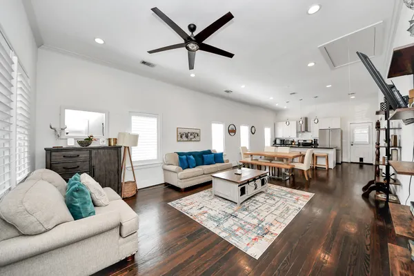 $595,000 | 12 Stiles Street, Houston, TX 77011