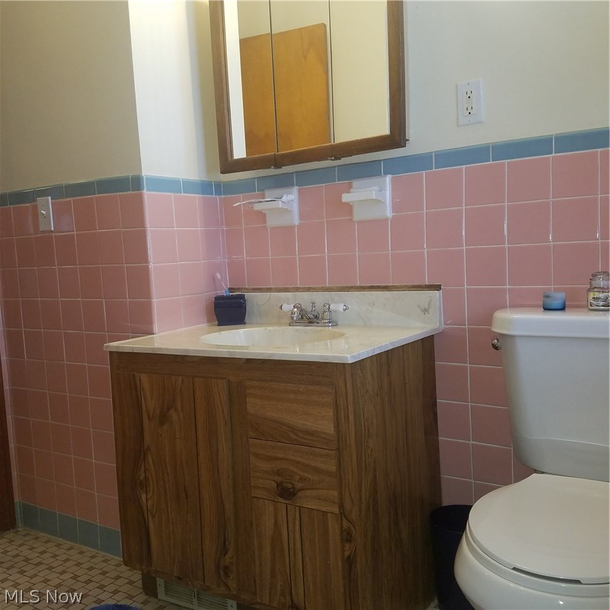 5820 Dunham Road Maple Heights, OH 44137 - Photo 17 of 35 Bathroom break...