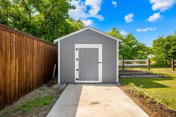 $2,300 | 308 Deer Run Drive, Sanger, TX 76266