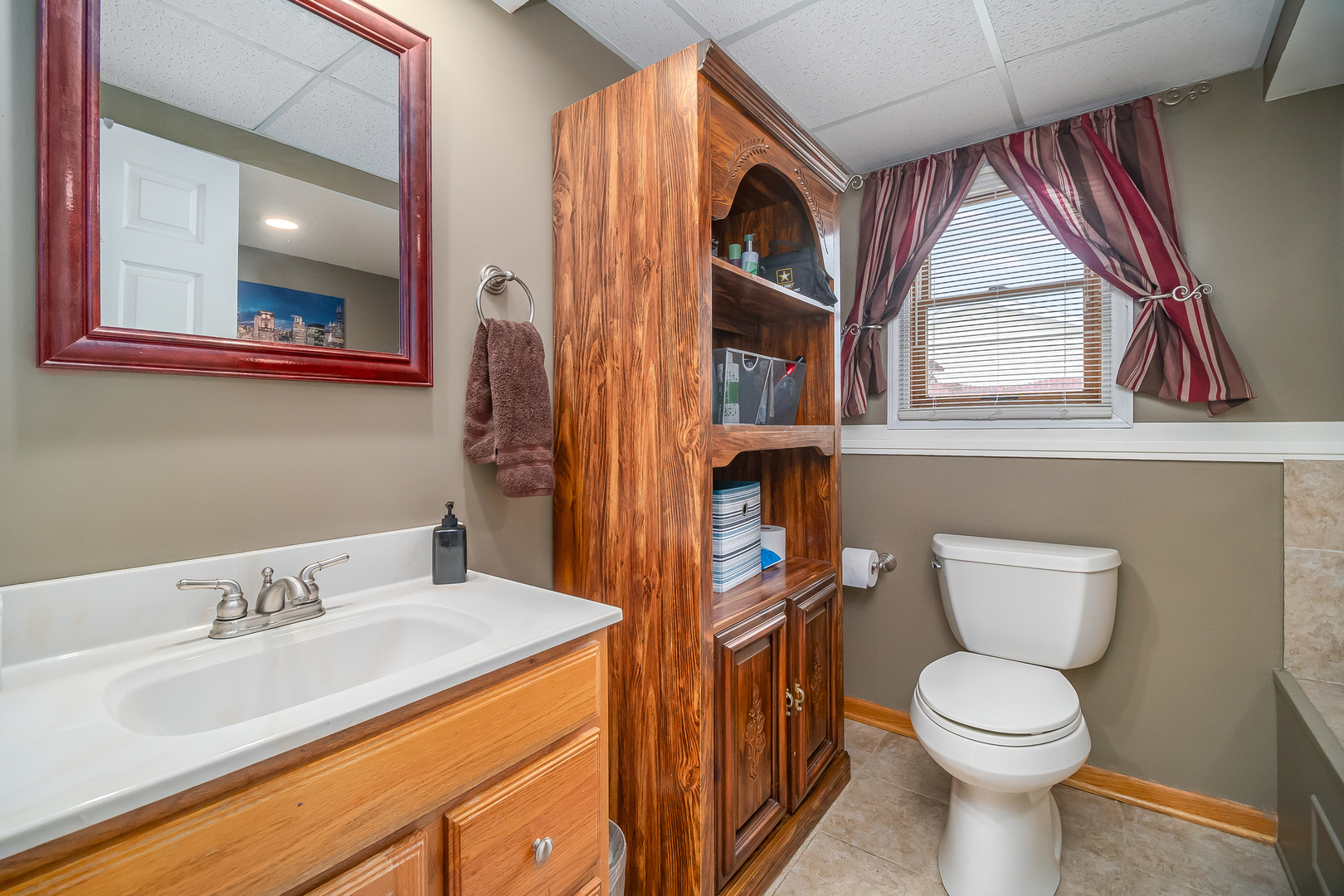 805 South Cooper Road New Lenox, IL 60451 - Photo 17 of 25 a bathroom with a toilet sink and mirror