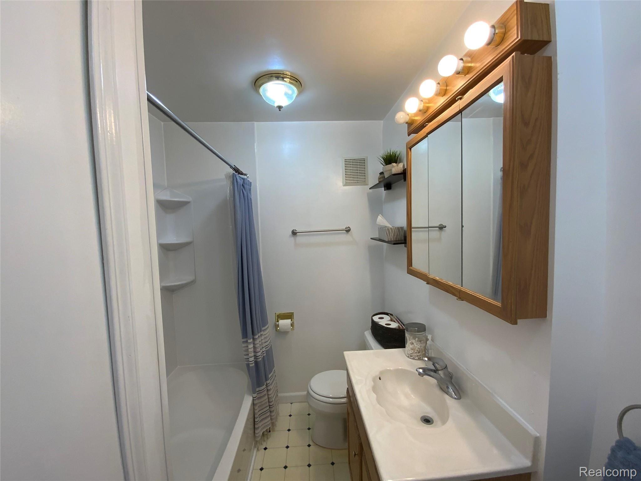 2152 Roslyn Road Grosse Pointe, MI 48236 - Photo 13 of 41 Photo Sep 21, 5 15 17 PM.jpg