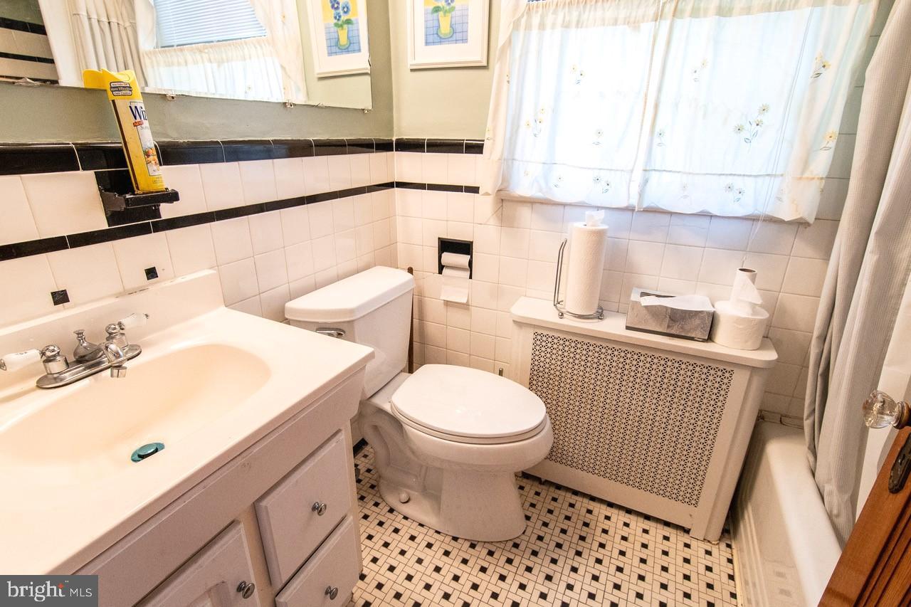 2516 32nd Street Southeast Washington, DC 20020 - Photo 15 of 40 Upstairs full Bathroom