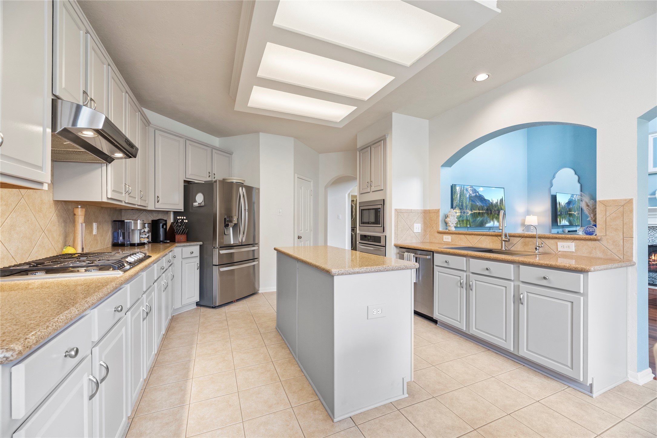 7930 Chateau Point Lane Houston, TX 77041 - Photo 15 of 34 Gas cooktop is only 2 years old!