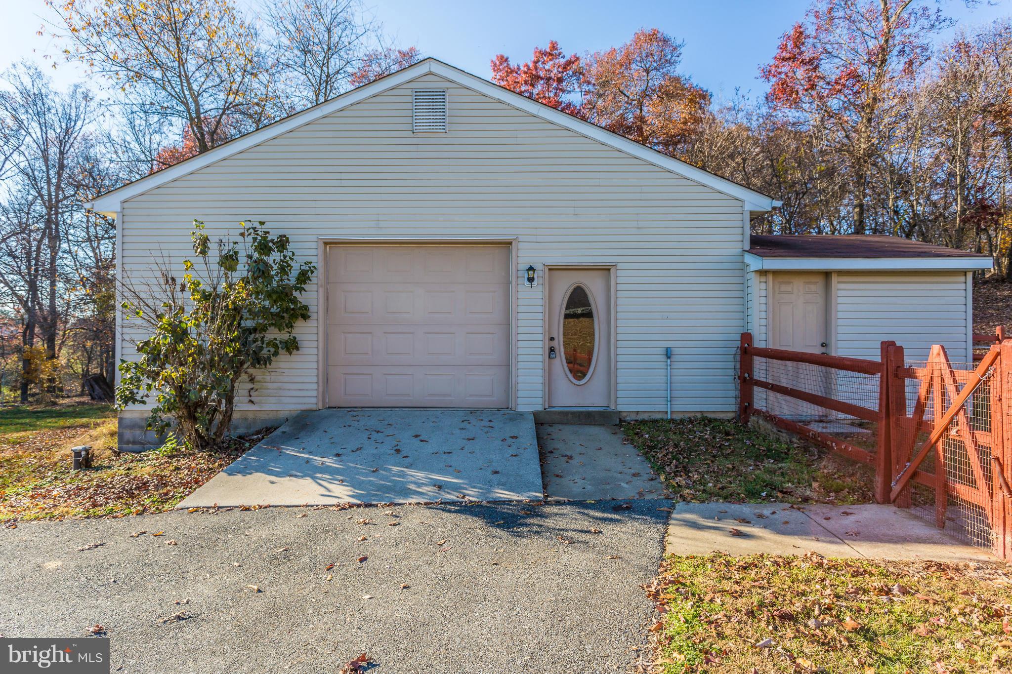 Detached Garage.