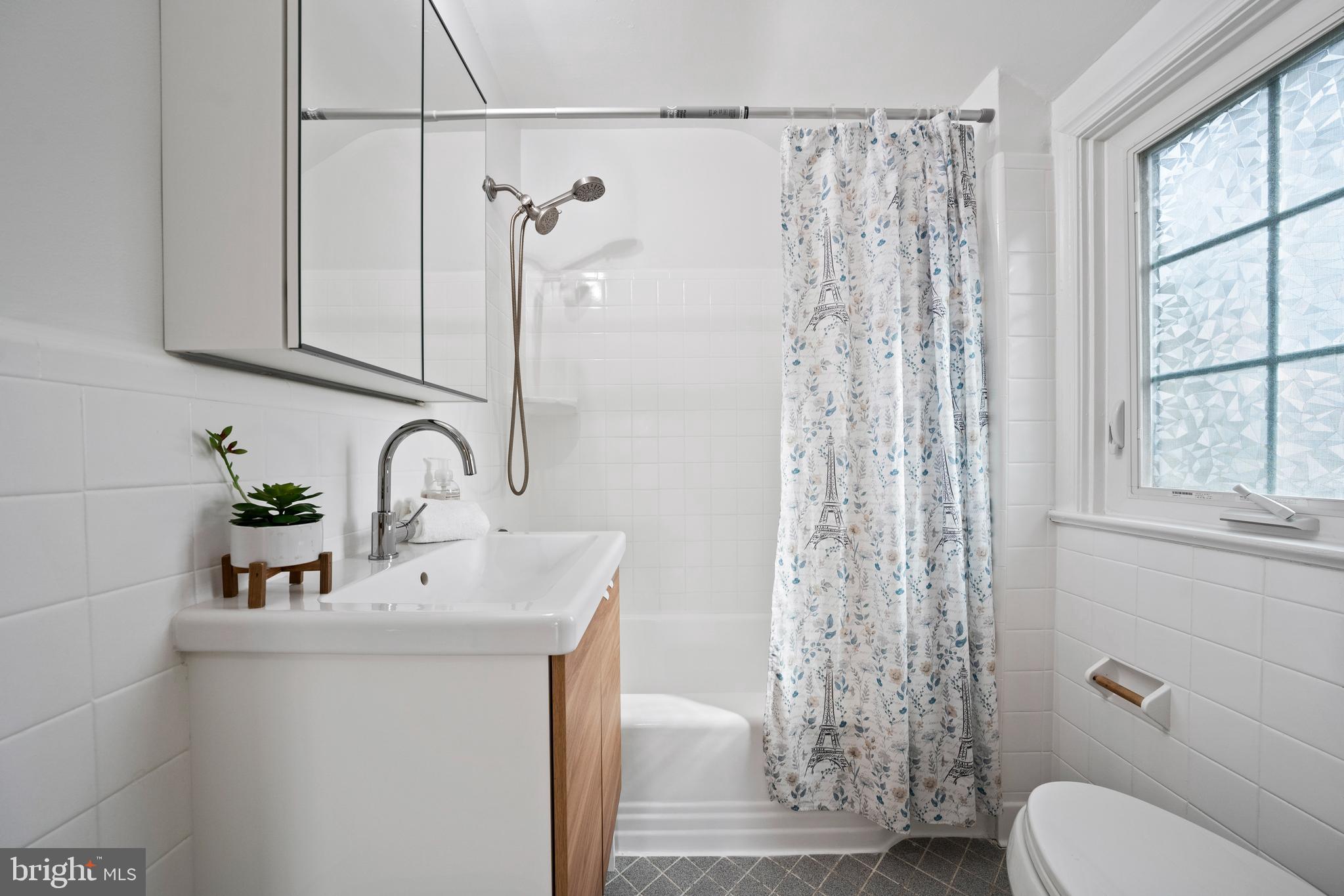 5420 North Carlin Springs Road Arlington, VA 22203 - Photo 18 of 36 Full Bath Upper Level