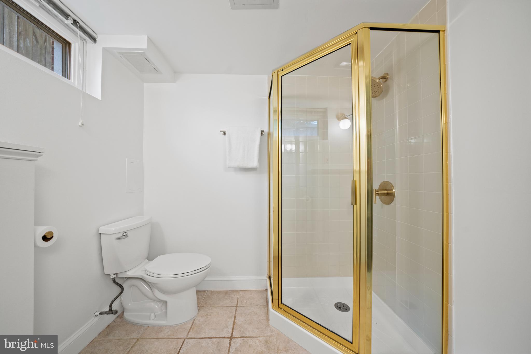 5420 North Carlin Springs Road Arlington, VA 22203 - Photo 29 of 36 Laundry & Full Bath #2