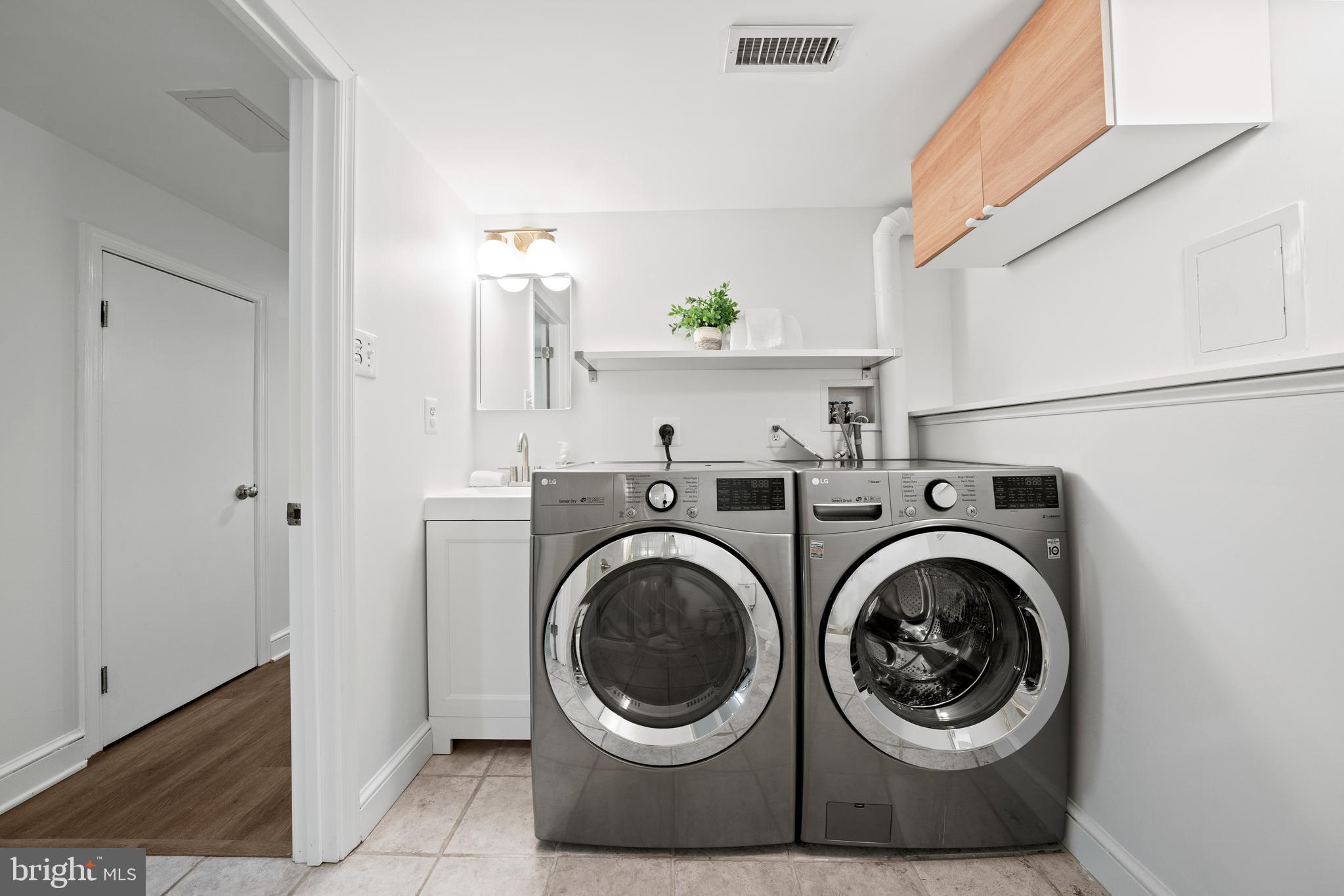 5420 North Carlin Springs Road Arlington, VA 22203 - Photo 31 of 36 Laundry & Full Bath #2