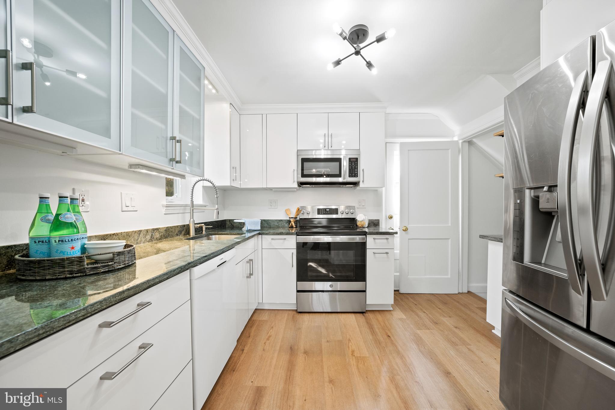 5420 North Carlin Springs Road Arlington, VA 22203 - Photo 10 of 36 Kitchen