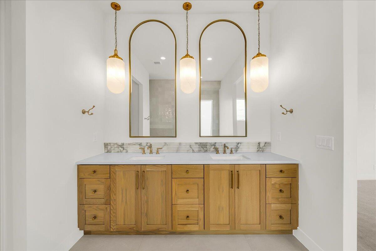 2072 South Pony Way Washington, UT 84780 - Photo 20 of 61 Primary Bathroom