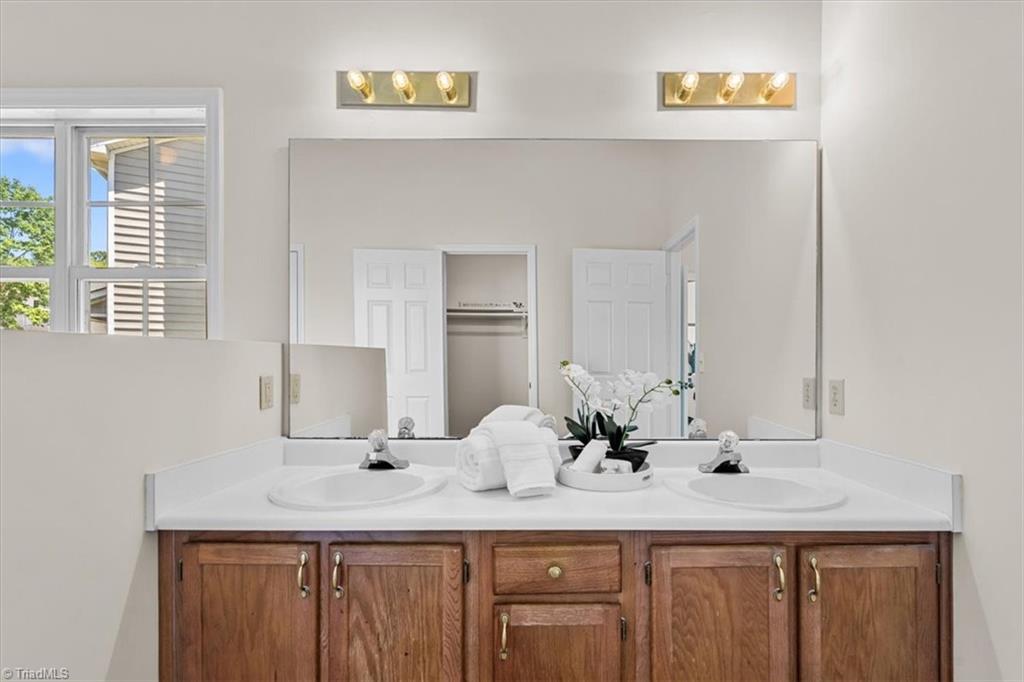 4426 Deacon Court High Point, NC 27265 - Photo 23 of 46 Primary En Suite