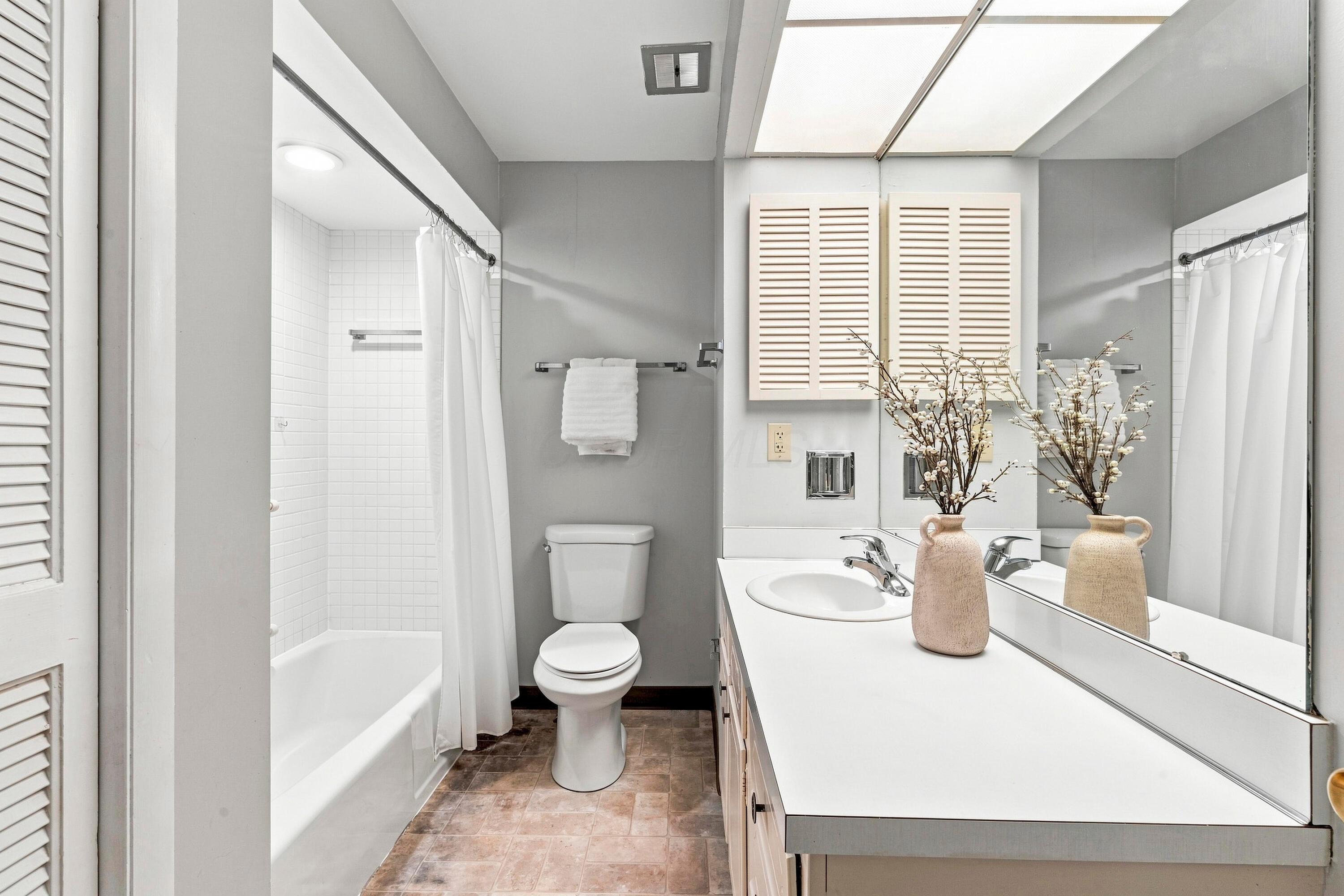 3600 Reed Road, Unit 8 Upper Arlington, OH 43220 - Photo 27 of 46 Upper Level Full Bathroom