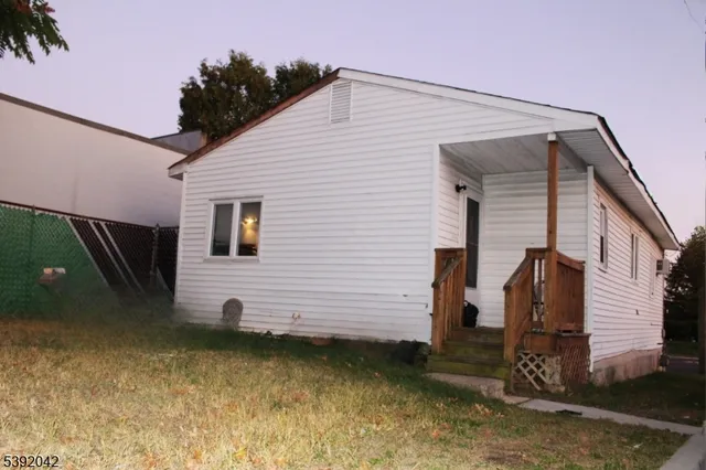 a view of a house with backyard
