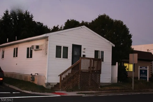 a view of a house with backyard